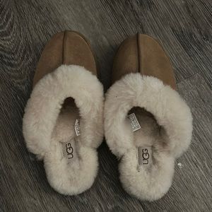 size 7 platform uggs. Never worn they didn’t fit me. Super soft and comfy.